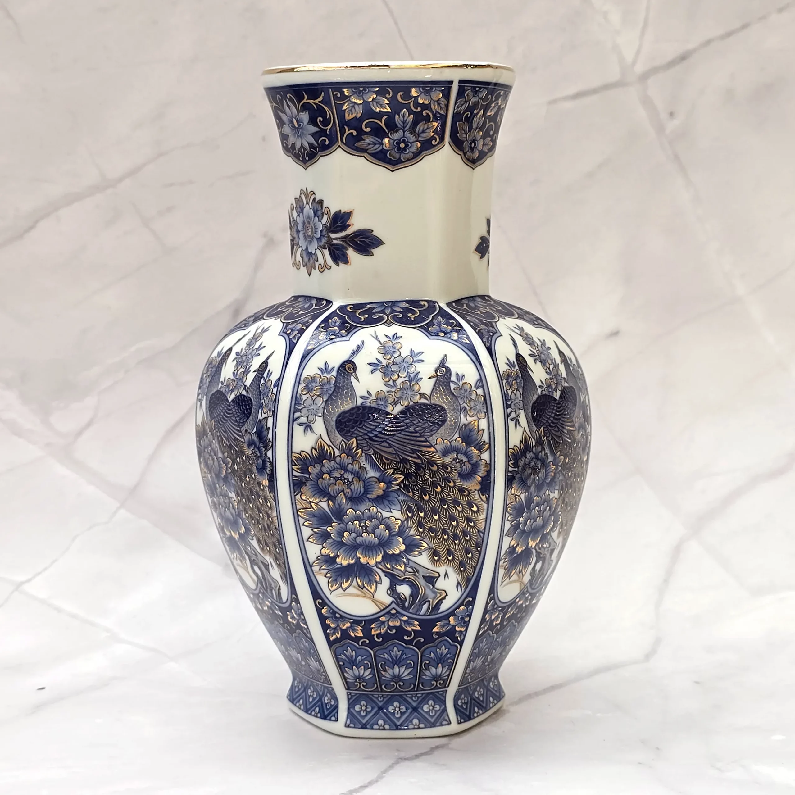 Blauw/witte vaas met pauwen