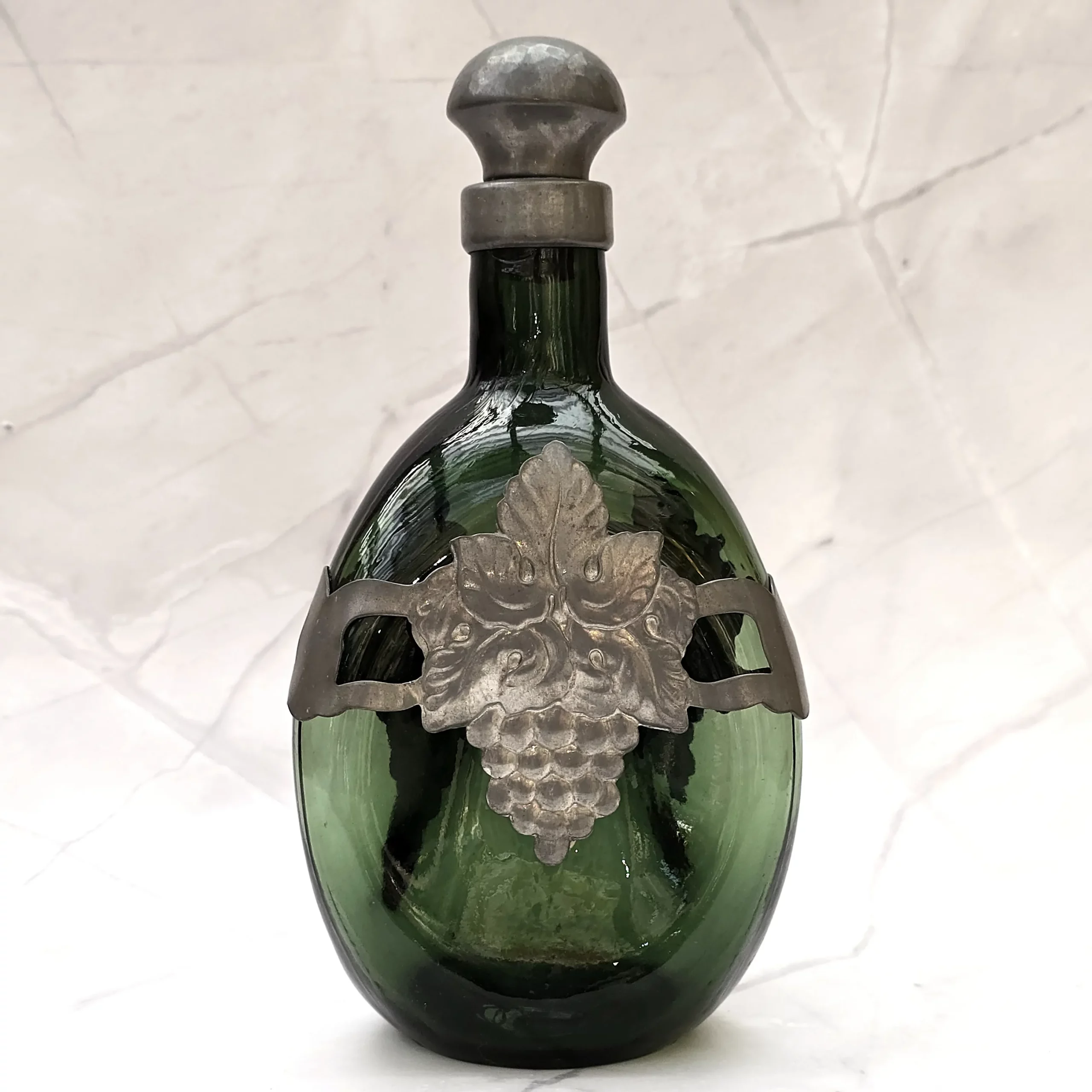 Diepgroene gedecoreerde fles