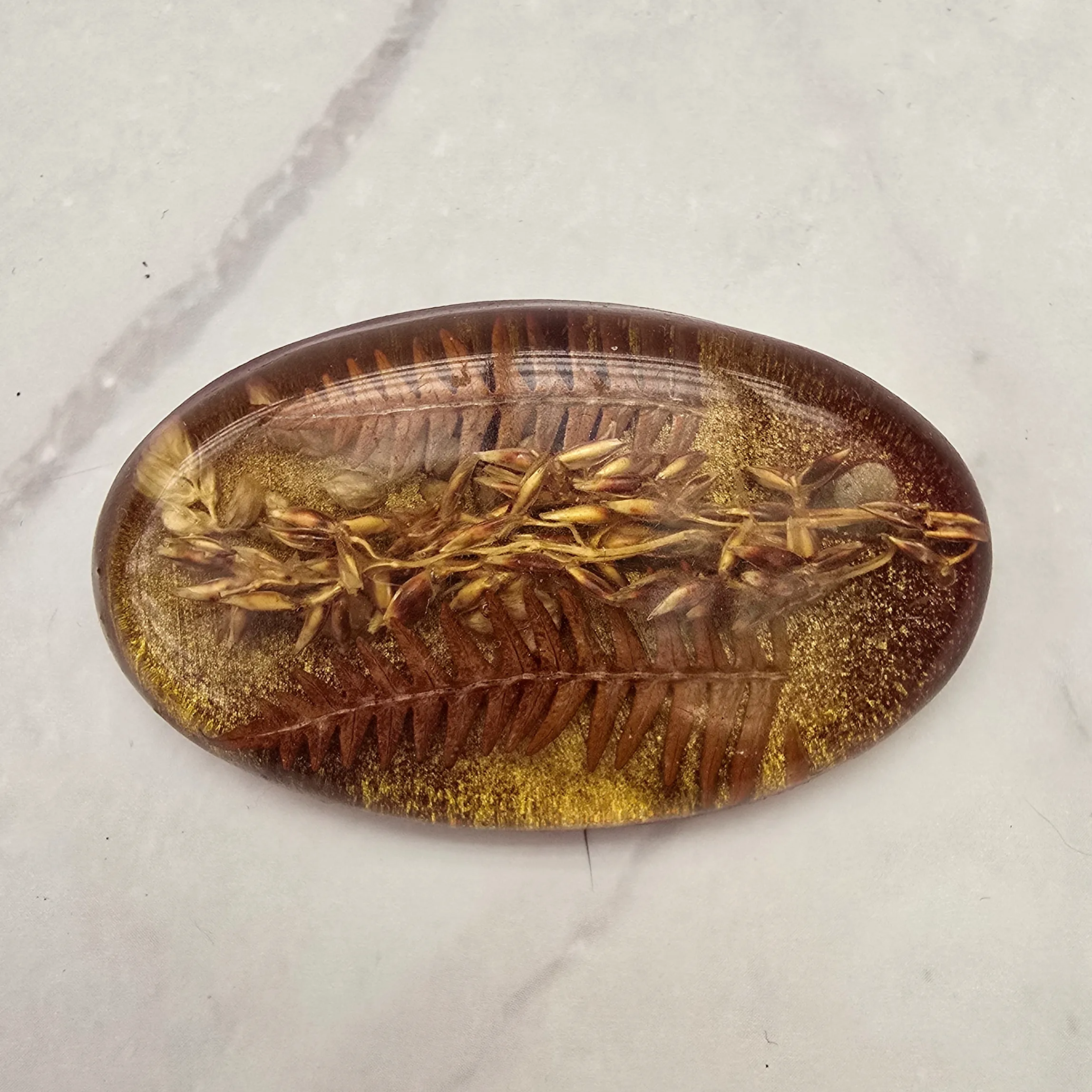 Broche met droogbloemen