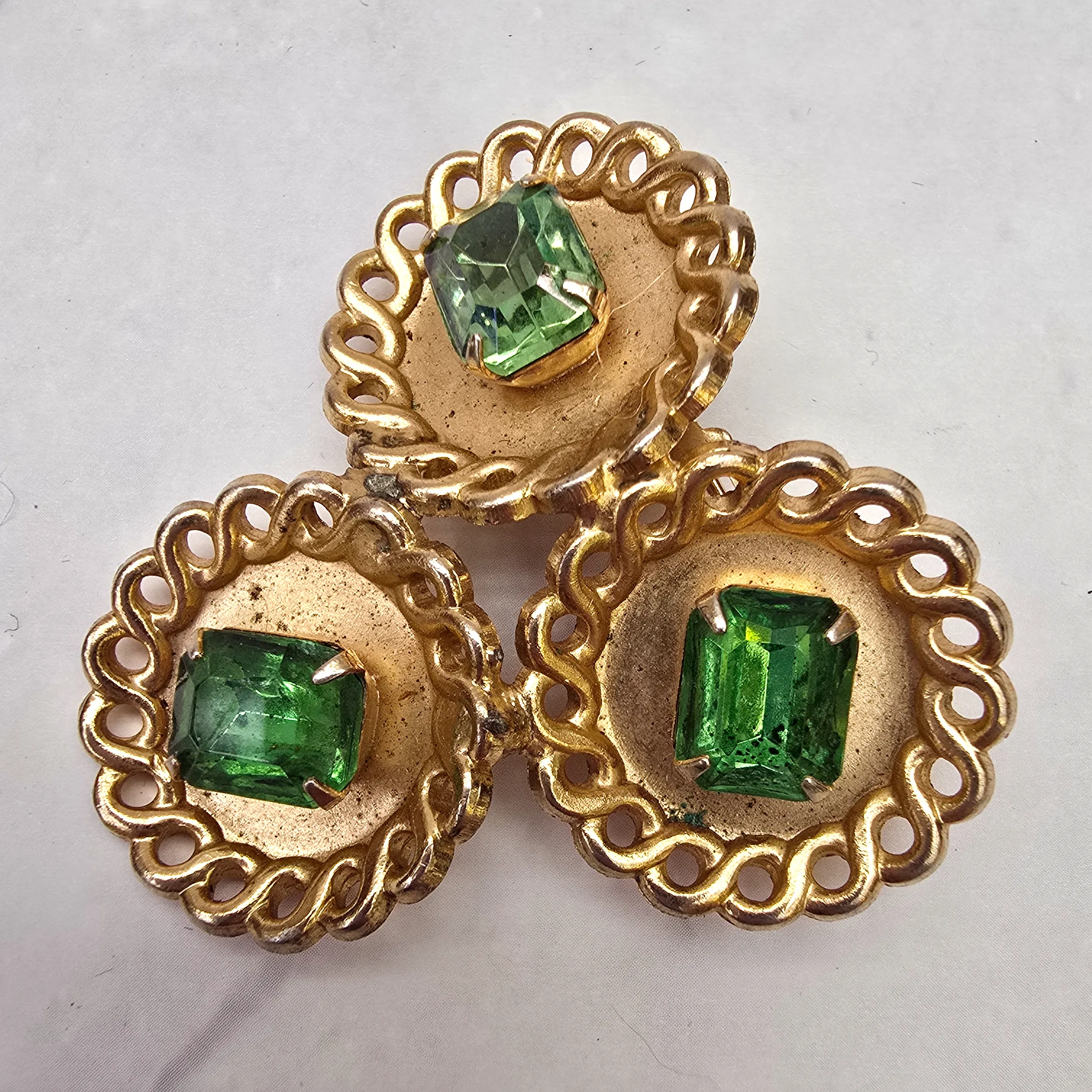 Broche met groene stenen